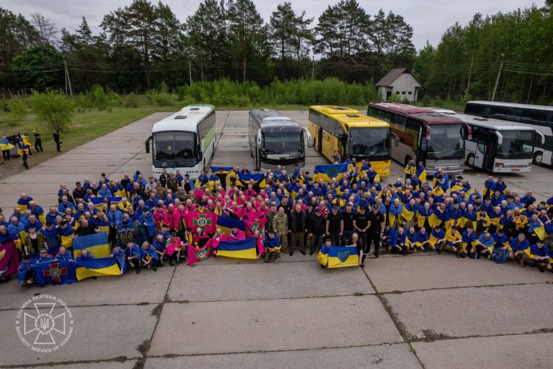 З російської неволі повернуто ще 303 українських захисників - фото