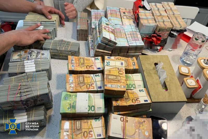 Посадовці ДССТ підозрюються у привласненні понад 64 млн грн на закупівлі авто для військових - фото