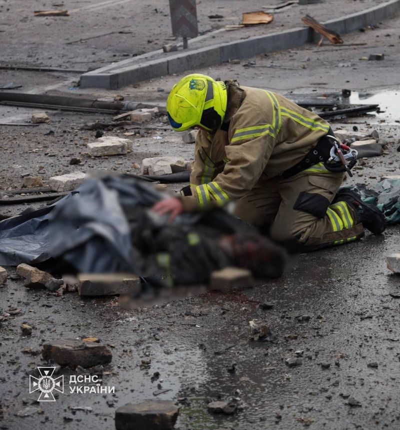 У Києві внаслідок ворожої атаки загинуло троє рятувальників - фото