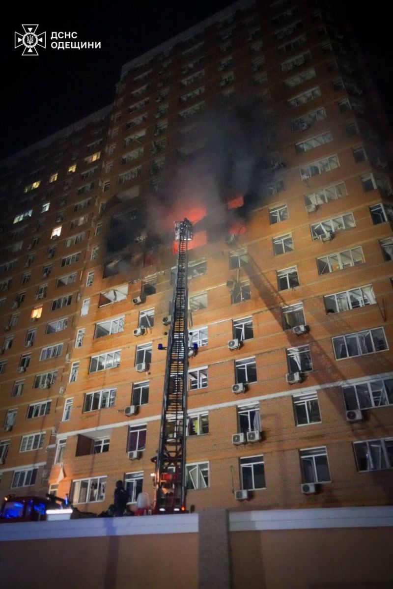 В Одесі російський БпЛА вдарив у житлову багатоповерхівку, вбивши двох людей - фото