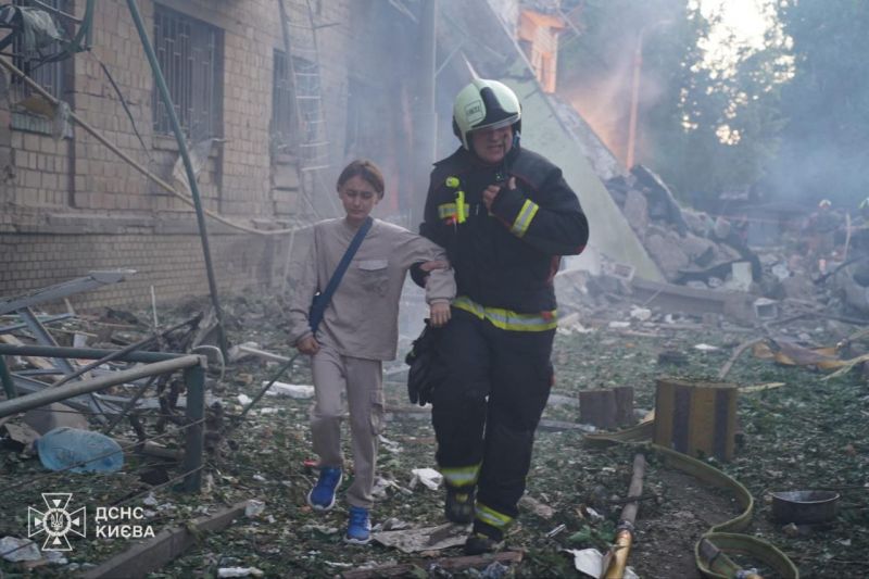 Вночі рашисти вдарили по Києву безпілотниками та балістичними ракетами - фото