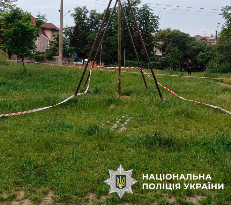Ворожі касетні боєприпаси потрапили в квартири житлового будинку Києва - фото