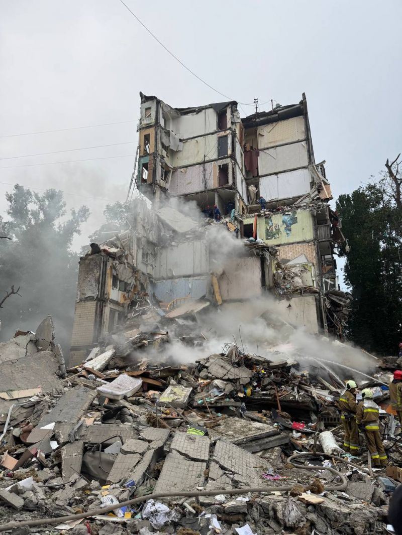 Внаслідок російської атаки в Києві зруйнована багатоповерхівка, є загиблі - фото