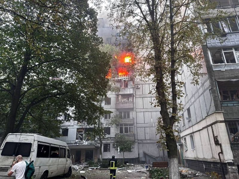 В Дніпрі сталося влучання в багатоповерхівку; попередньо загинула одна людина - фото