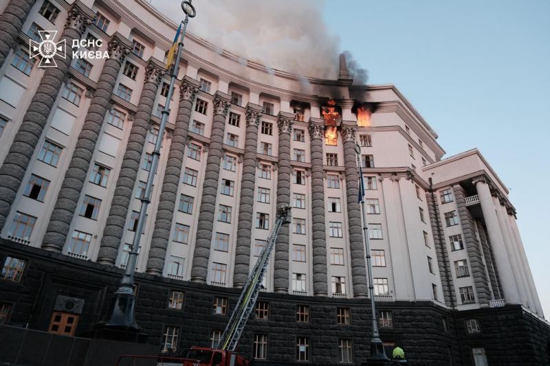 Вперше через ворожу атаку пошкоджена будівля Кабміну - фото