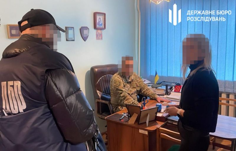 ДБР: на Закарпатті працівник ТЦК брав 3-4 тис доларів за вихід з терцентру - фото