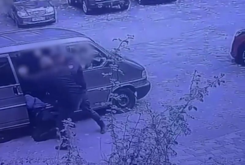 Повідомлено підозру поліцейським за побиття чоловіка, якого вони привезли до ТЦК - фото