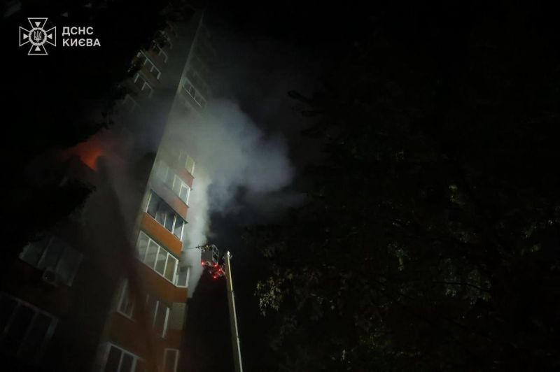 В Києві внаслідок російської атаки є загиблі, палають будинки, є проблеми зі світлом - фото