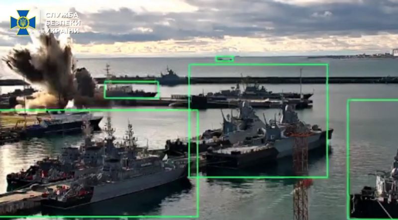 Підводним дроном в порту Новоросійська підірвано російський підводний човен - фото