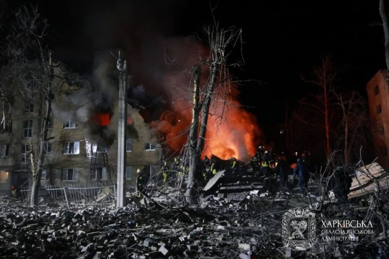 Рашисти вдарили ракетою по багатоквартирному будинку в Харкові - фото