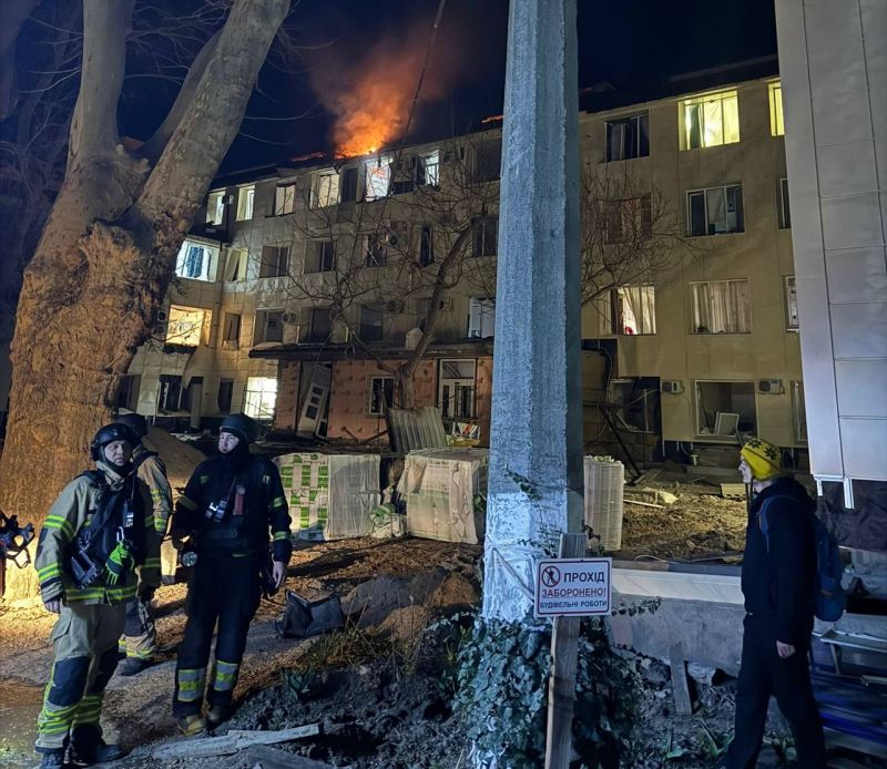 В Одесі росіяни вдарили по пологовому та житловим будинкам, критичній інфраструктурі - фото