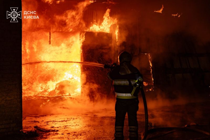 Через ракетний удар в Києві виникли пожежі в трьох районах - фото
