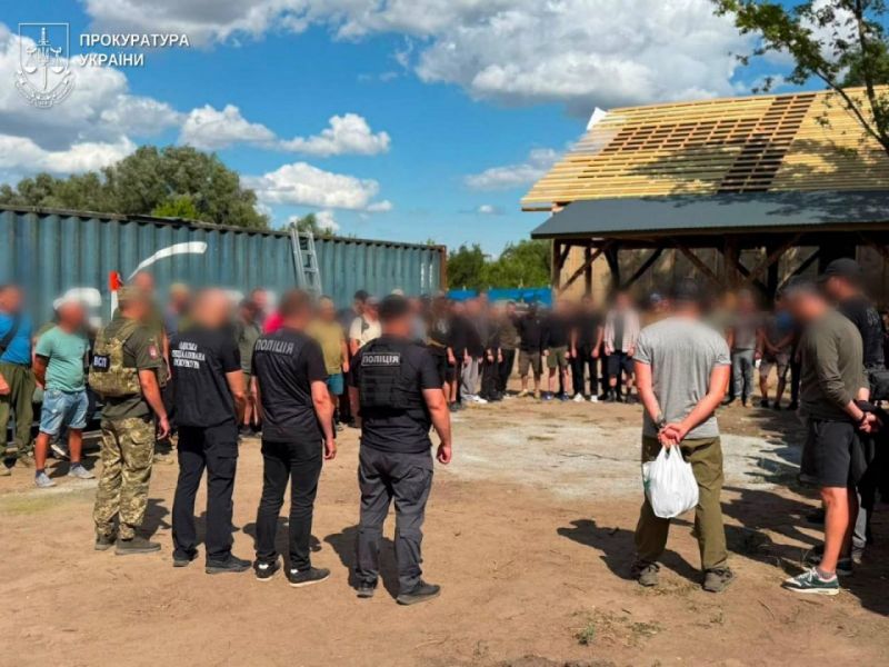 На Одещині майор залучив понад 80 військових до будівництва свого будинку з басейном - фото