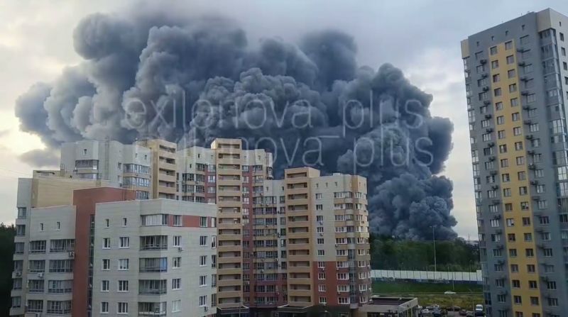 Під москвою масштабно палають два величезні складські хаби - фото