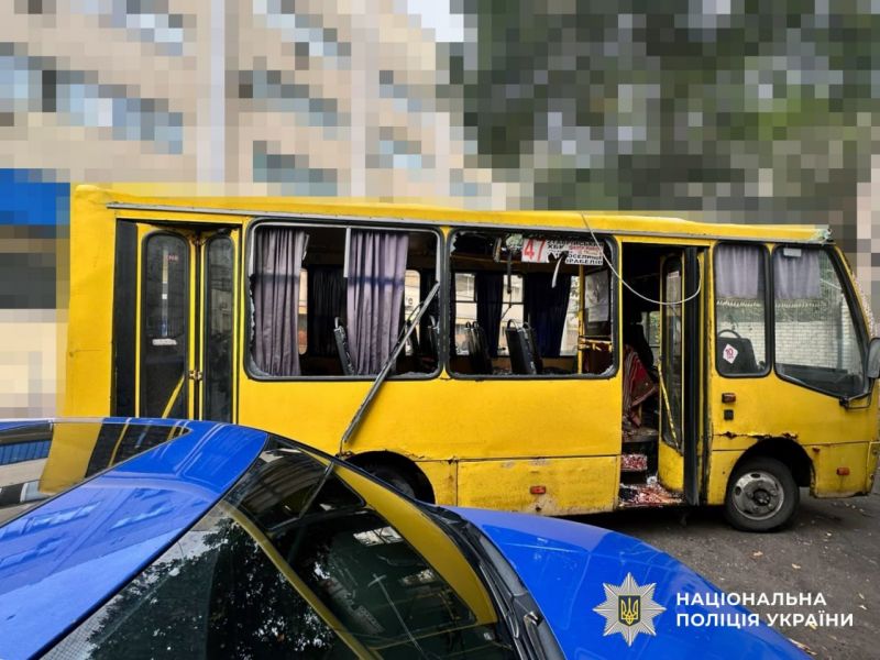В Херсоні росіяни атакували маршрутку з людьми - фото