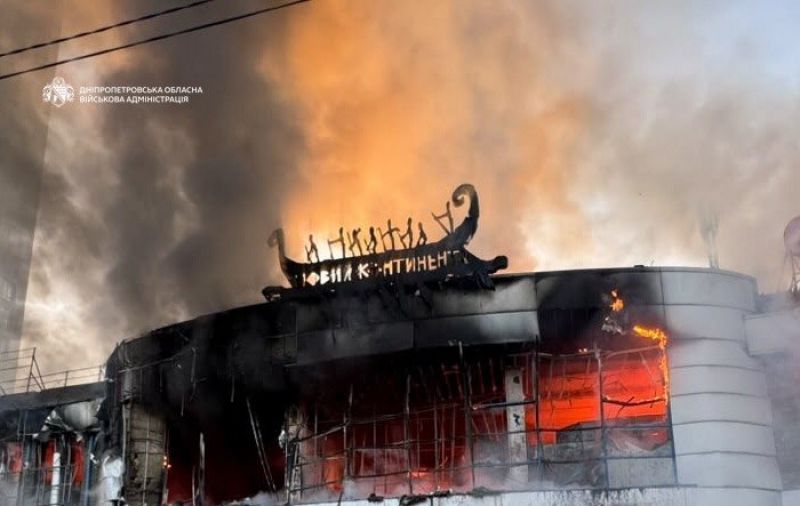 Рашисти атакували торгівельний центр у Дніпрі, є постраждал - фото