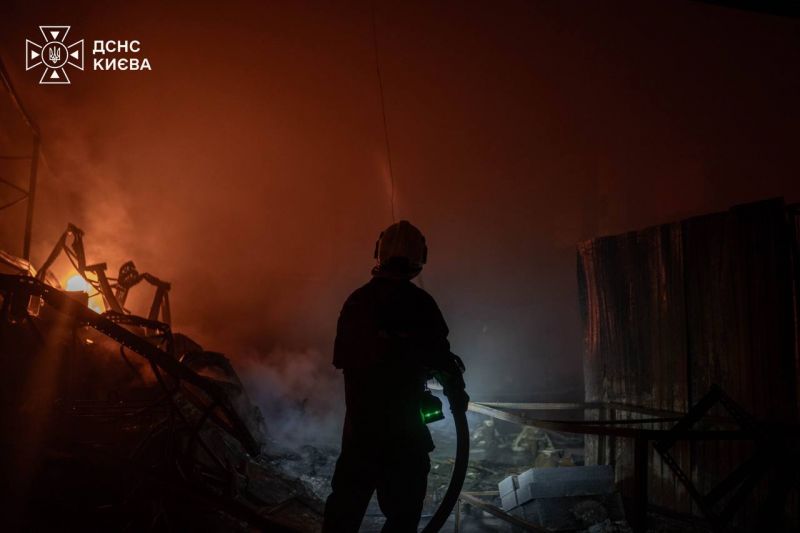 Вночі, окрім БпЛА, рашисти масовано вдарили по Києву ракетами, є загибі - фото