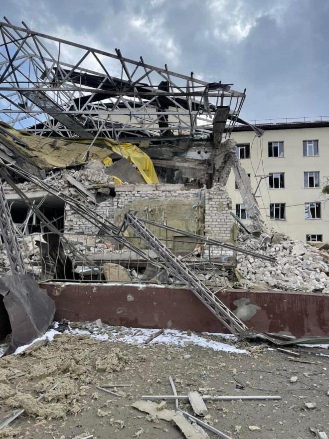 разрушенная больница в Изюме на фото 1