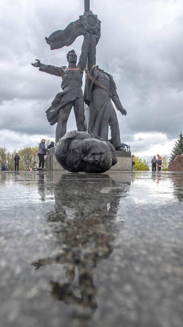 отпала голова, скульптура под аркой в Киеве 1