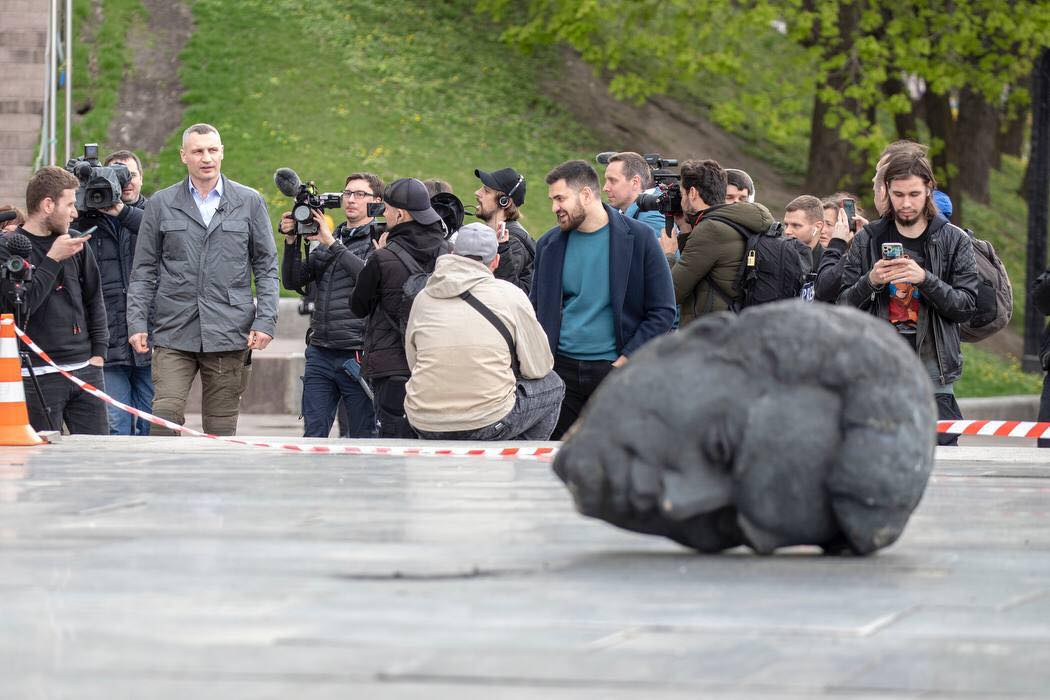 отпала голова, скульптура под аркой в Киеве в Києві 2