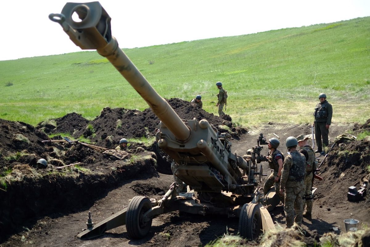 украинские военные работают с гаубицей М777 на фото 3