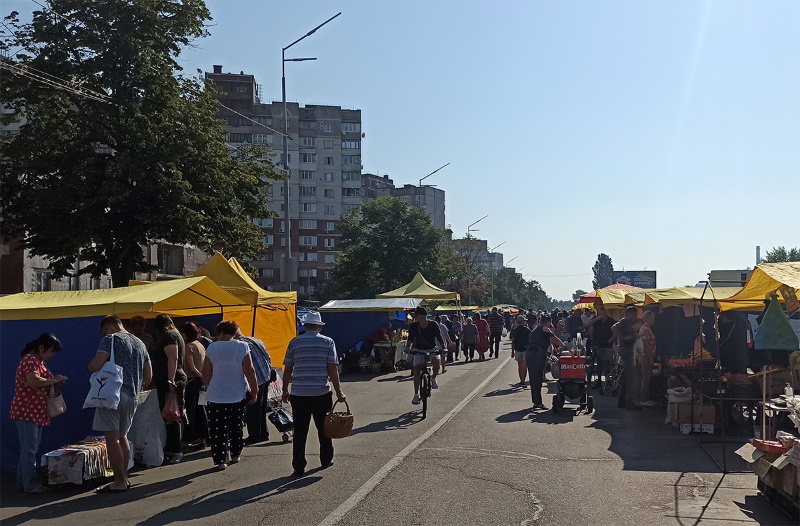 как выглядит продуктовая ярмарки в одном из районов Киева