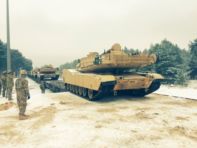 разгрузка первого американского танка в Польше в рамках программы по укреплению НАТО на фото