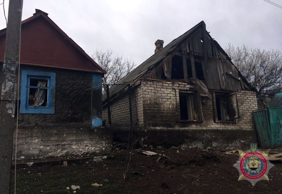 Поврежденные в результате обстрела дома в Авдеевке на фото 1