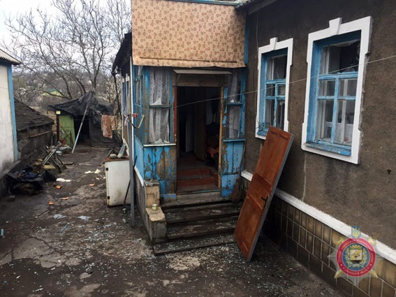 Поврежденные в результате обстрела дома в Авдеевке на фото 4