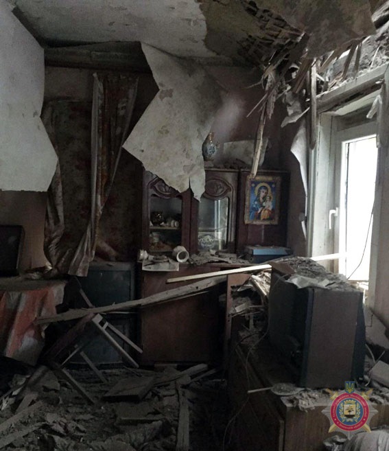 Поврежденные в результате обстрела дома в Авдеевке на фото 7