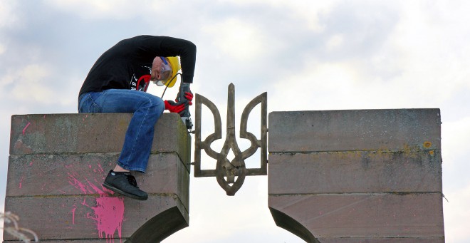 разрушения памятника УПА в Польше на фото 1