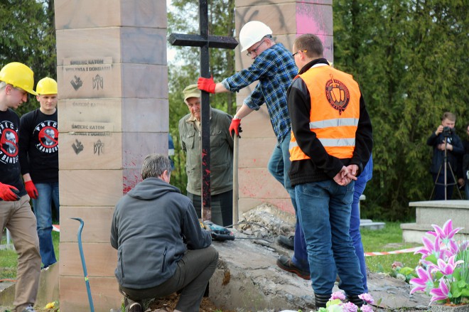 разрушения памятника УПА в Польше на фото 3
