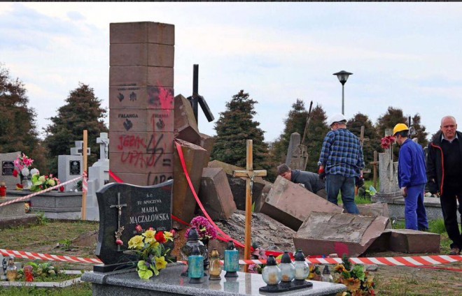 разрушения памятника УПА в Польше на фото 4