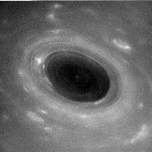 фотография 1 Сатурна, сделанная Cassini при сближении с ним