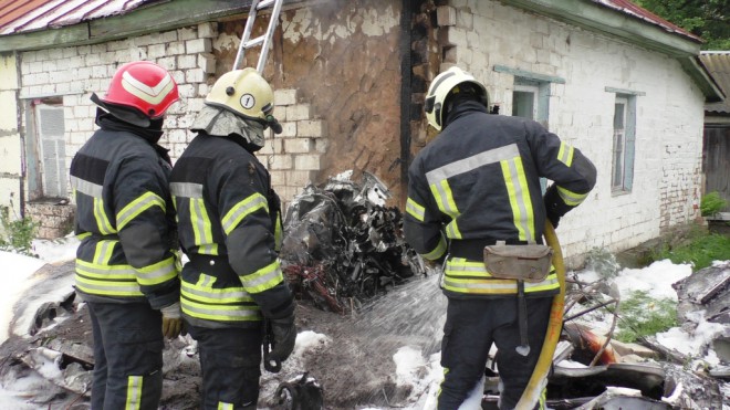 В Чернигове легкомоторный самолет упал на одноэтажный жилой дом, на фото 1