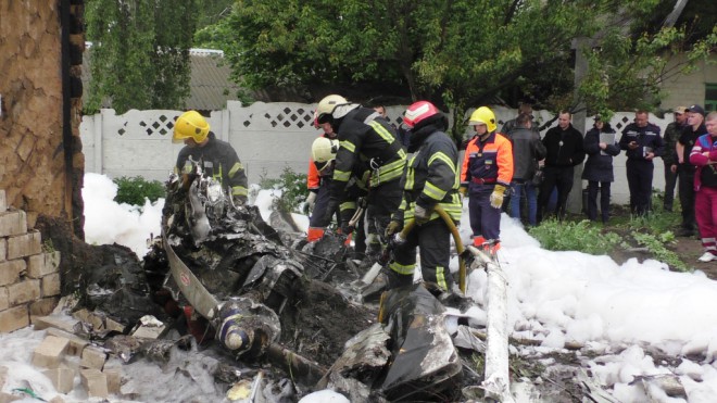 В Чернигове легкомоторный самолет упал на одноэтажный жилой дом, на фото 2