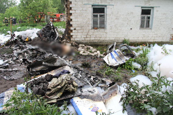 В Чернигове легкомоторный самолет упал на одноэтажный жилой дом, на фото 3