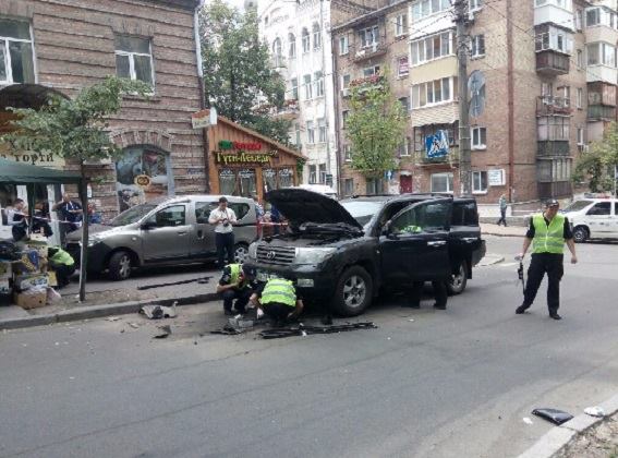 внедорожник Тойота, взорванный в центре Киева, на фото
