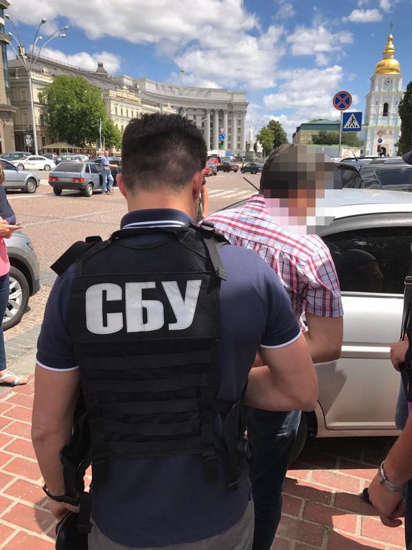задержание подполковника полиции на крупной взятке в Киеве на фото 1