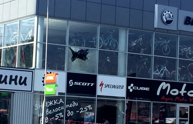 в Мукачево ночью выстрелили в магазин из гранатомета фото 2