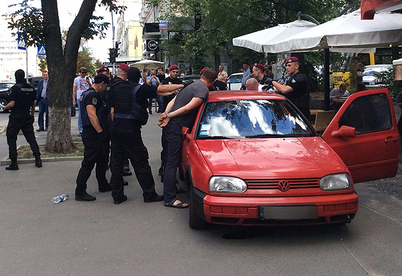 задержание в Киеве провокаторов, пытавшихся совершить акцию у консульства Польши, на фото 1