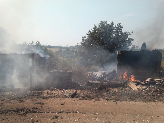 сгоревший жилой дом в поселке Зайцево в результате обстрела, на фото 1