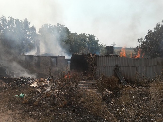 згорілий житловий будинок у селищі Зайцеве внаслідок обстрілу, на фото 2