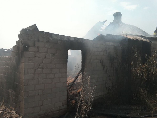 згорілий житловий будинок у селищі Зайцеве внаслідок обстрілу, на фото 3
