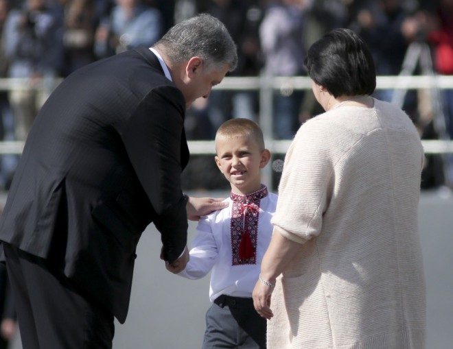 мать и сын Евгения Лоскота получают награду от президента
