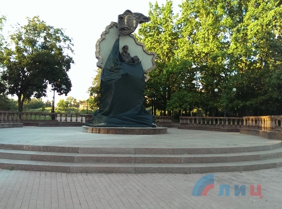 подорван памятник террористам в Луганске на фото