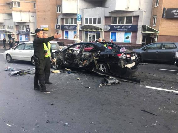 взрыв автомобиля возле Бессарабского рынка в Киеве на фото