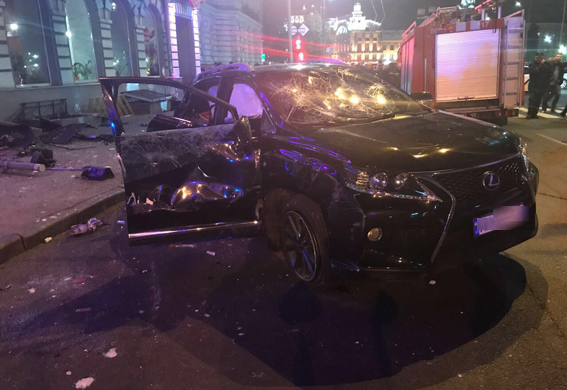 жахлива аварія у Харкові - Лексус збив людей на тротуарі, на фото 1