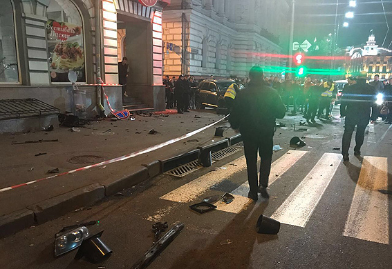 жахлива аварія у Харкові - Лексус збив людей на тротуарі, на фото 3
