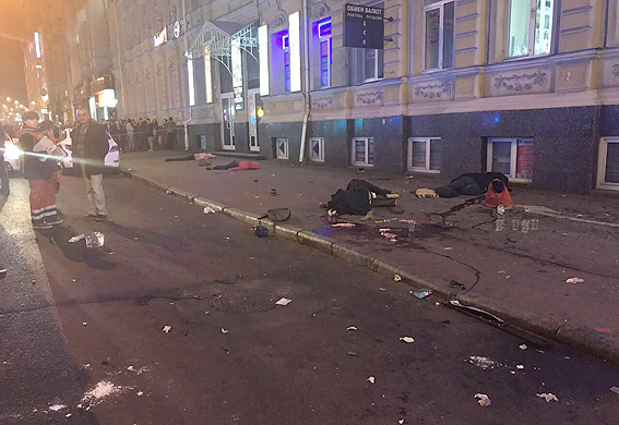 жахлива аварія у Харкові - Лексус збив людей на тротуарі, на фото 4